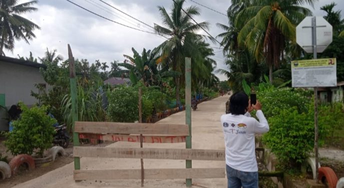 Belum genap sebulan, jalan rabat beton di Kasang Pudak sudah rusak