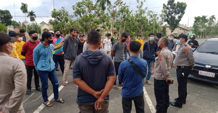 Polres Muaro Jambi Bubarkan Aksi Balap Liar Di Perkantoran Bupati