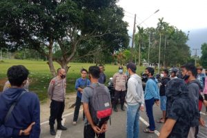 Kasubag Humas Polres Muaro Jambi AKP Amradi memberikan arahan 