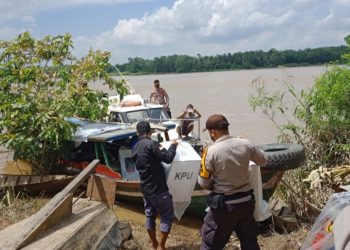 Perjuangan Anggota Polres Muaro Jambi Tempuh 3 Jam Di Atas Air Bawa Logistik Pemilu