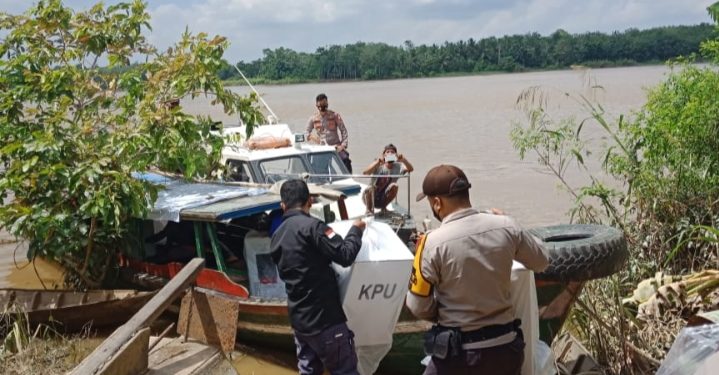 Perjuangan Anggota Polres Muaro Jambi Tempuh 3 Jam Di Atas Air Bawa Logistik Pemilu