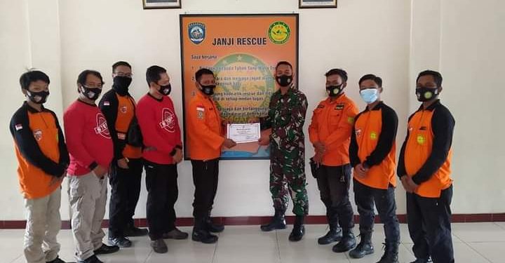 Dandim 0725/Sragen Berikan Piagam Penghargaan Untuk Tim SAR Yang Membantu Evakuasi Pelda Eka Budi M
