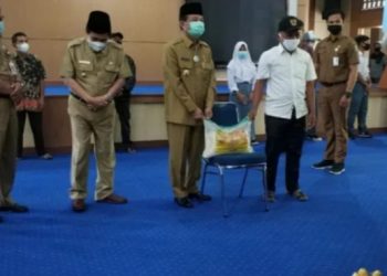 Gubernur Fachrori Serahkan Bantuan Beras Cadangan Pemerintah kepada masyarakat Sungai Penuh yang terdampak Banjir