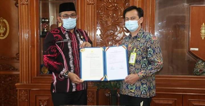 Sudirman Serahkan SK Penetapan Lokasi Pengadaan Tanah Pembangunan Jalan Tol Betung Tempino- Jambi