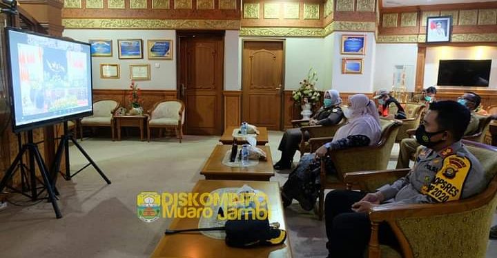Bupati Muaro Jambi Dengarkan Arahan Presiden Tentang Penanganan Karhutla Tahun 2021