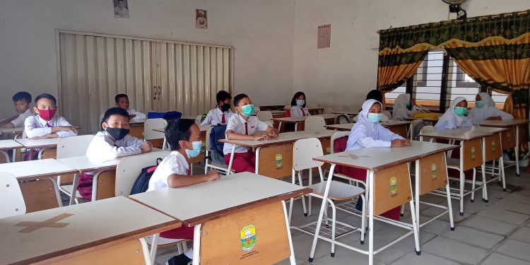 Siswa Antusias Sambut Hari Pertama Sekolah Tatap Muka di Muaro Jambi