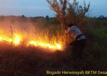 Kapolres Muaro Jambi beserta Anggota dan Masyarakat Padamkan Api