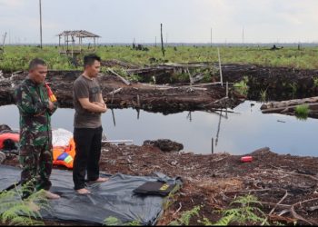 Viral, Anggota TNI dan Kapolres Salat Berjamaah di Lokasi Karhutla