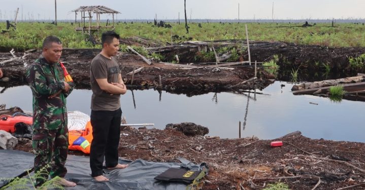 Viral, Anggota TNI dan Kapolres Salat Berjamaah di Lokasi Karhutla
