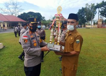 Kapolres Muaro Jambi Memberikan Penghargaan Kepada Pelopor Kampung Tangguh