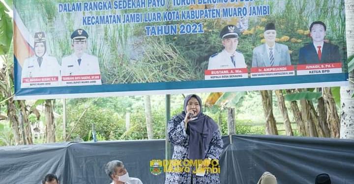 Bupati Masnah Hadiri ‘Sedekah Payo, Turun ke Umo’ Gabungan Kelompok Tani Senaung.