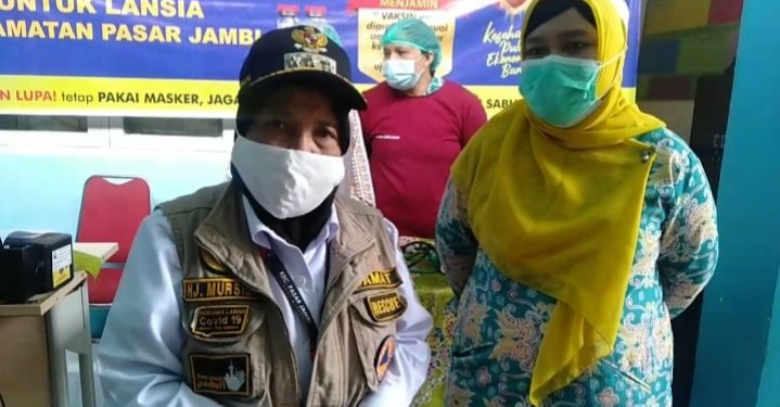 Hj. Mursida dan Puskesmas Koni Jemput Bola Vaksinasi Lansia