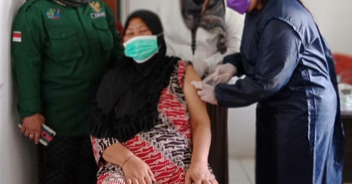Kemas Faried Alfarelly Ajak Warga Solok Sipin Ikut Vaksinasi