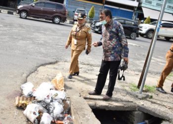 Temukan Tumpukan Sampah, Camat Pasar Mengamuk