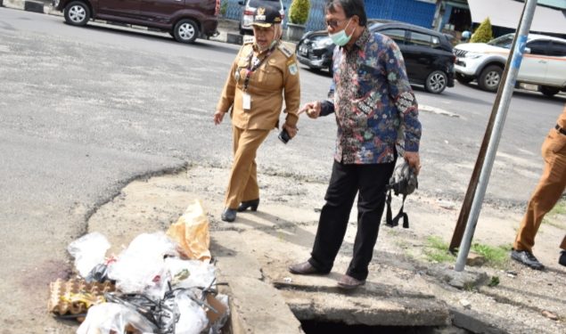 Temukan Tumpukan Sampah, Camat Pasar Mengamuk