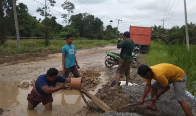 Jalan Provinsi di Mendahara Ulu Tanjabtim Semakin Memprihatinkan