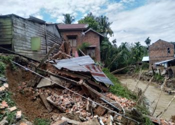 Akibat Pengerukan Sungai Rumah Warga di Kota Jambi Roboh