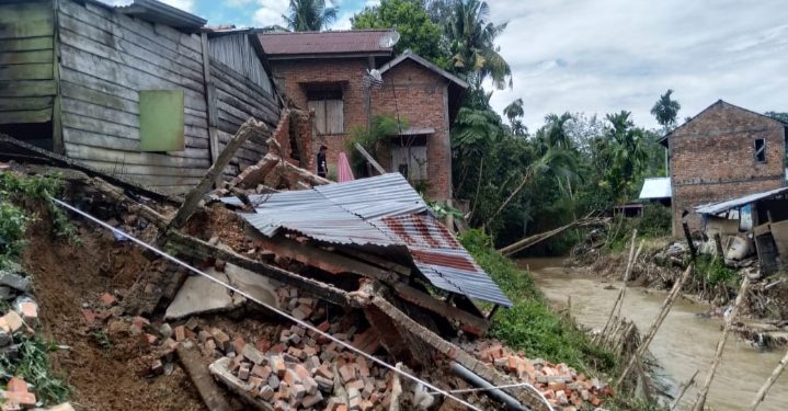 Akibat Pengerukan Sungai Rumah Warga di Kota Jambi Roboh