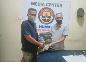 Kapolres Muaro Jambi Berikan Bingkisan Lebaran Kepada Awak Media