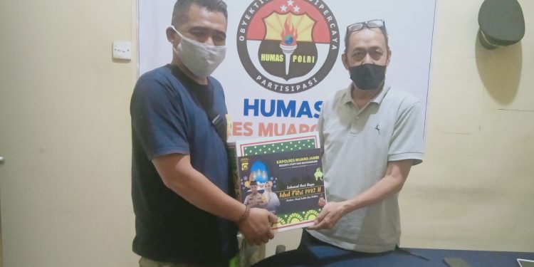 Kapolres Muaro Jambi Berikan Bingkisan Lebaran Kepada Awak Media
