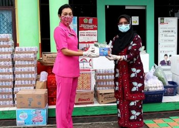 Ketua Bhayangkari Daerah Jambi Berikan Bantuan Kepada Siswa Man Cendikia