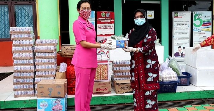 Ketua Bhayangkari Daerah Jambi Berikan Bantuan Kepada Siswa Man Cendikia