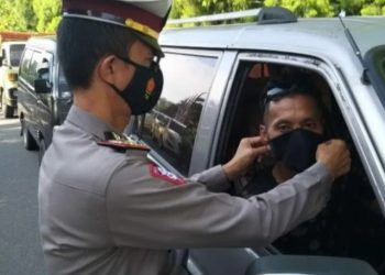 Kasat Lantas Polres Muaro Jambi Bagikan Ribuan Masker Ke Pengguna Jalan