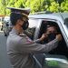 Kasat Lantas Polres Muaro Jambi Bagikan Ribuan Masker Ke Pengguna Jalan