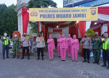 Ketua Bhayangkari Muaro Jambi Berikan Bingkisan kepada Petugas TNI-POLRI di Pos Jaluko