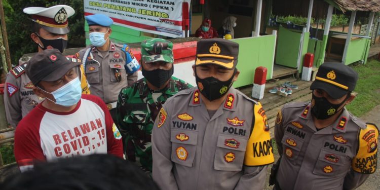Kapolres Muarojambi Tinjau Kesiapan Kampung Tangguh PPKM Mikro di Desa Pematang Jering