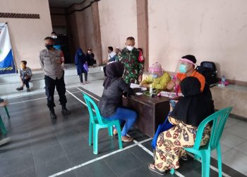 Babinsa Monitor Pelaksanaan Vaksinasi Di Desa Cihuni Kecamatan Pangatikan