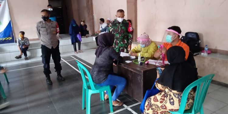 Babinsa Monitor Pelaksanaan Vaksinasi Di Desa Cihuni Kecamatan Pangatikan