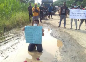 Kecewa Tak Kunjung di Perbaiki, Warga Mendahara Ulu Blokir Jalan Provinsi
