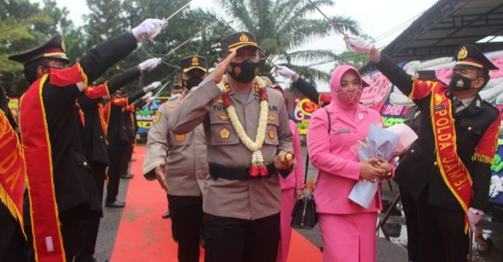 Disambut Pedang Pora, AKBP Yuyan Priatmaja Resmi Berkantor di Mapolres Muarojambi