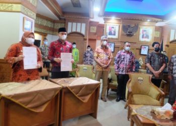 Bupati Bersama Ketua DPRD Kabupaten Muaro Jambi terima Opini WTP