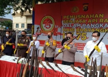 Polda Jambi Musnahkan Ratusan Pucuk Senpi
