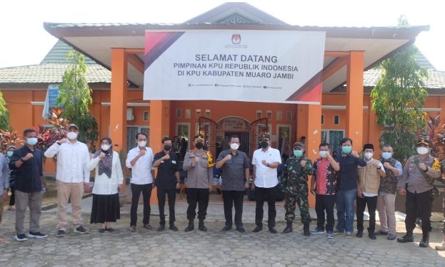 Wakil Bupati Muaro Jambi Melepas Logistik Surat Suara Pemungutan Suara Ulang (PSU)