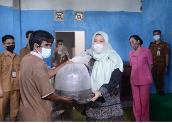 Bupati Serahkan Bibit Ikan Kepada Masyarakat Di Wilayah Lahan Gambut Kumpeh