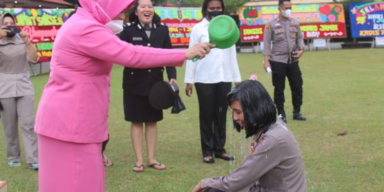 28 orang Anggota Polres Muarojambi Mendapat Kenaikan Pangkat di Hari Bhayangkara