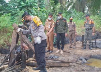 Tegas! Kapolres Muarojambi Tutup Lobang Sumur Ilegal Drilling Dengan Semen