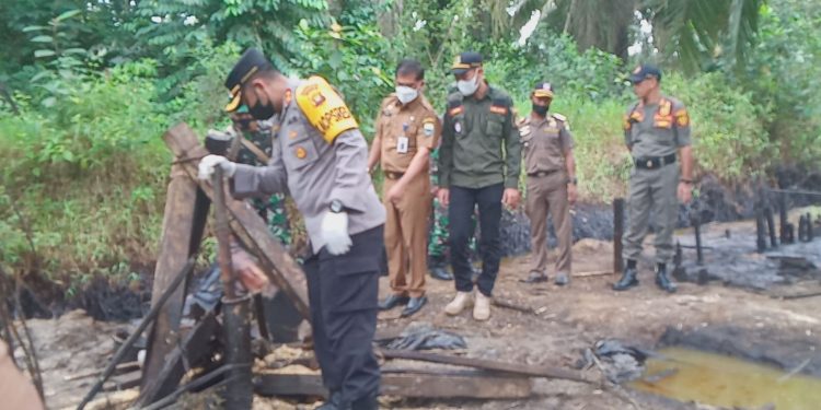 Tegas! Kapolres Muarojambi Tutup Lobang Sumur Ilegal Drilling Dengan Semen