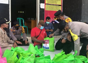 Kapolres Muaro Jambi Dampingi Kapolda Distribusikan Bansos Ke Warga Pematang Jering
