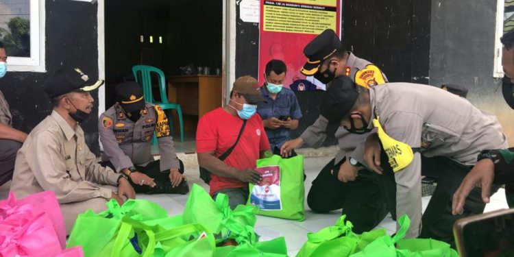 Kapolres Muaro Jambi Dampingi Kapolda Distribusikan Bansos Ke Warga Pematang Jering