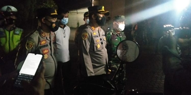 Kapolres Muaro Jambi Pimpin Apel dan Berikan Bansos di Jaluko