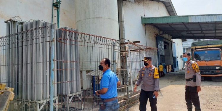 IPDA Wiwik Utomo Dampingi Kapolres Muaro Jambi  Sidak Perusahaan Pengisian Oksigen di Taman Rajo