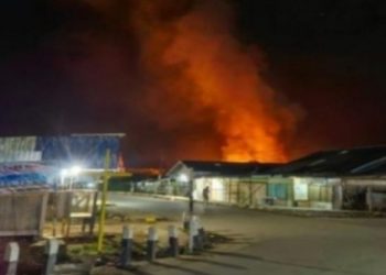 Tak Terima Ditegur Anggota Paskhas TNI, Massa Bakar Rumah dan Kios