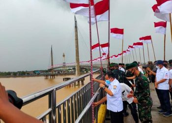 Gubernur Al Haris Kibarkan Seribu Bendera Merah Putih