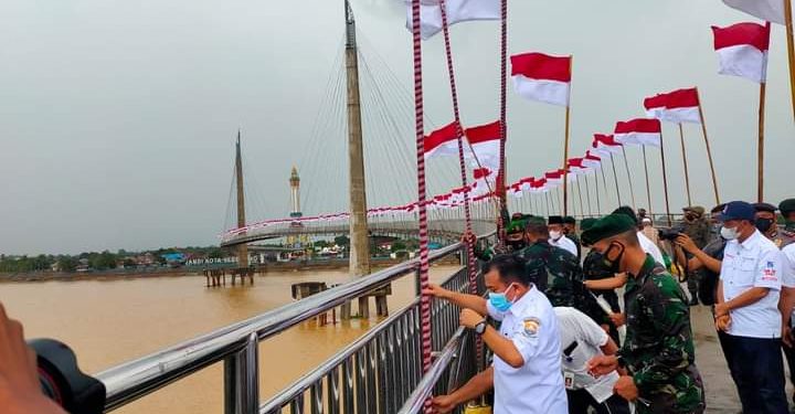 Gubernur Al Haris Kibarkan Seribu Bendera Merah Putih