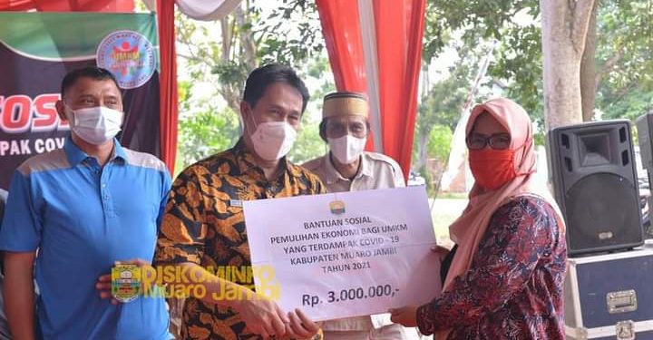 Pj Sekda Muaro Jambi Hadiri Bansos Bagi Pelaku UMKM Terdampak COVID-19