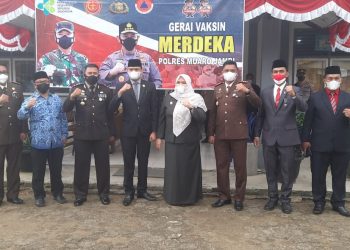 Bupati, Ketua DPRD dan Kapolres Muaro Jambi Saksikan 300 Pelajar SMA dan Pedagang Kantin Ikuti Vaksinasi